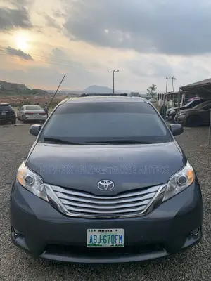 Toyota Sienna XLE Premium 7 Passenger (3.5L 6cyl 6A) 2016 Gray
