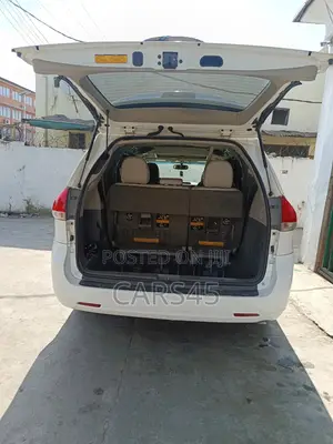 Toyota Sienna 2011 White