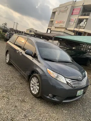 Toyota Sienna XLE Premium 7 Passenger (3.5L 6cyl 6A) 2016 Gray