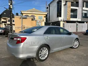 Toyota Camry XLE V6 4dr Sedan (3.5L 6cyl 6A) 2013 Silver