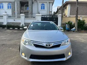 Toyota Camry XLE V6 4dr Sedan (3.5L 6cyl 6A) 2013 Silver