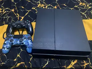Ps4 Fat With Two Controllers and 7games