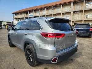 Toyota Highlander XLE 4dr SUV AWD (3.5L 6cyl 6A) 2015 Silver