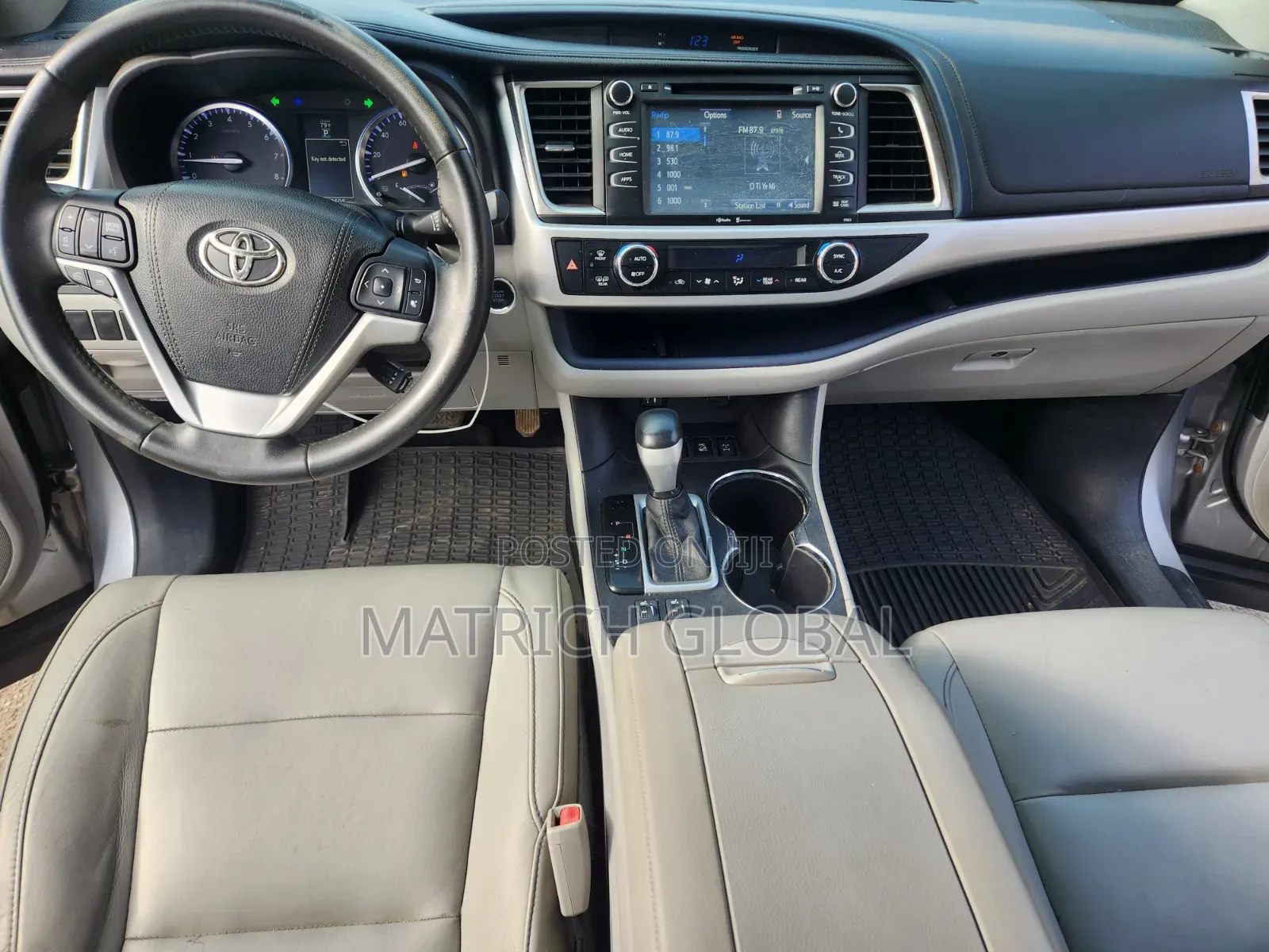 Toyota Highlander XLE 4dr SUV AWD (3.5L 6cyl 6A) 2015 Silver