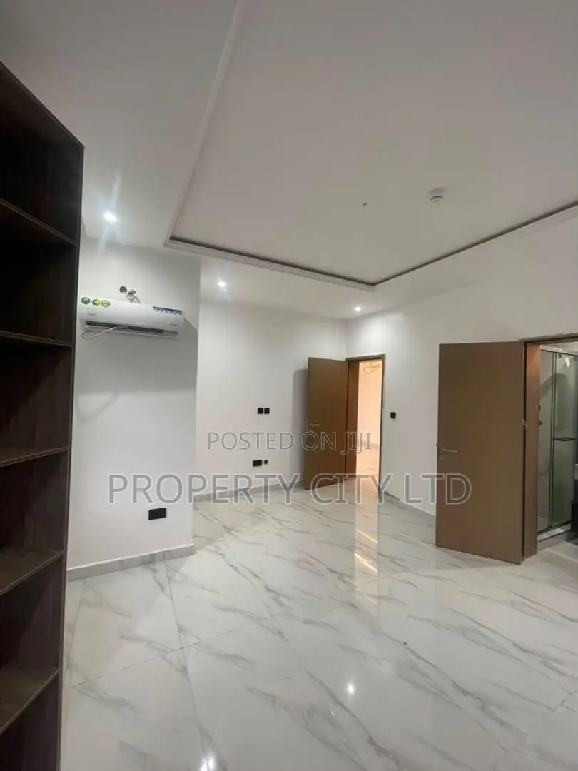 3bdrm Apartment in Ikeja Gra for rent