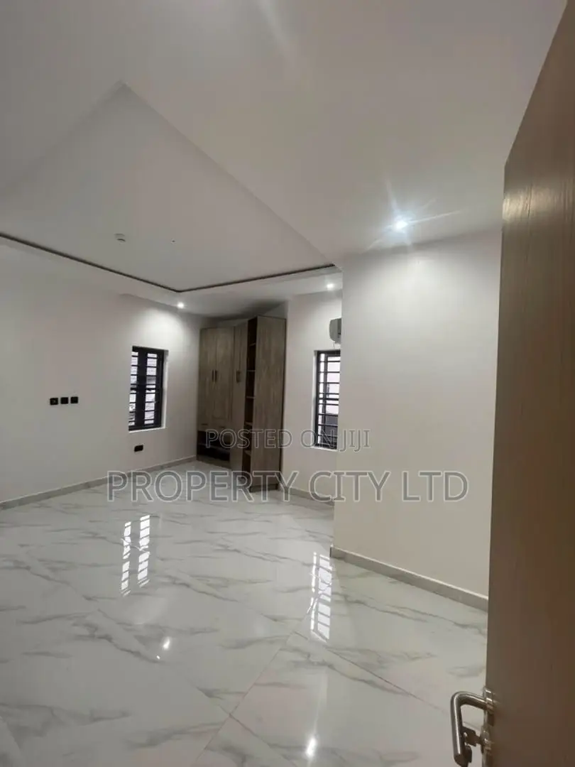 3bdrm Apartment in Ikeja Gra for rent