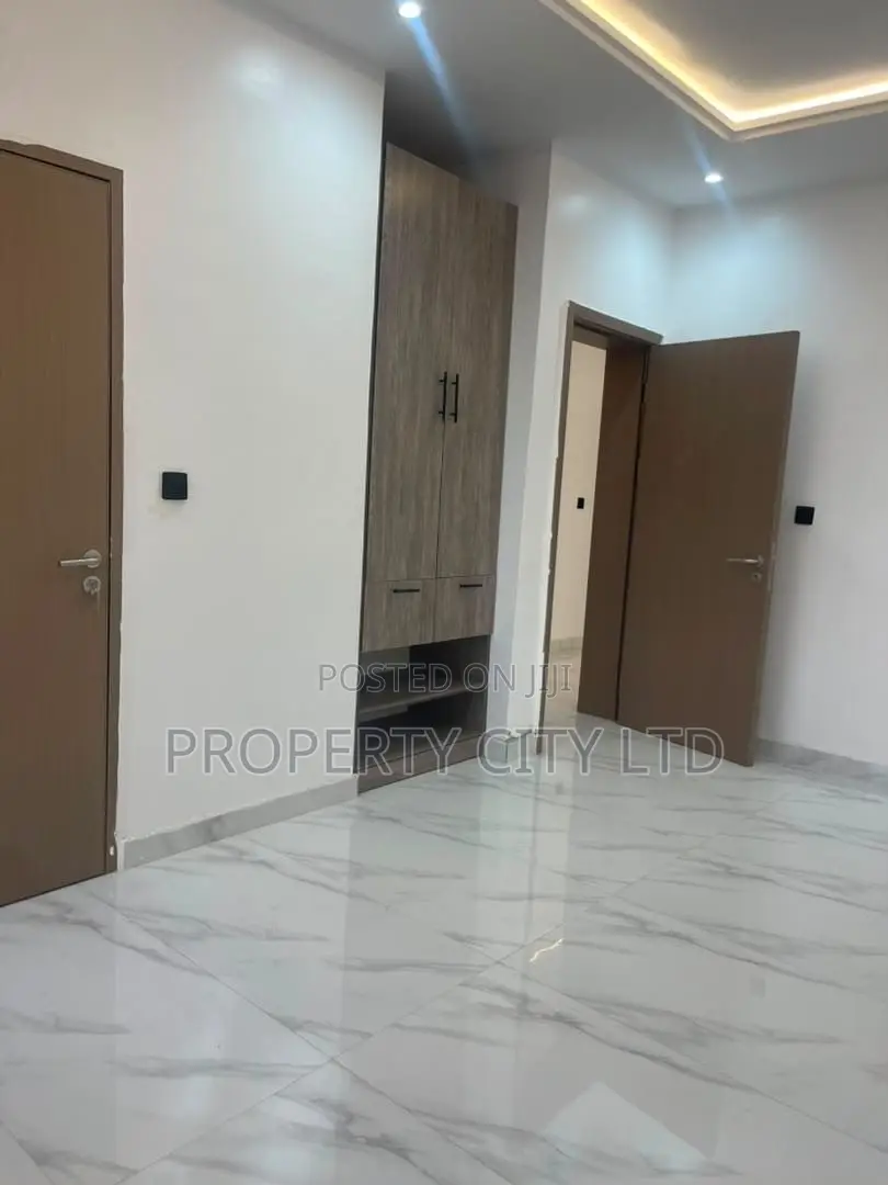 3bdrm Apartment in Ikeja Gra for rent