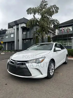 Toyota Camry LE 4dr Sedan (2.5L 4cyl 6A) 2016 White