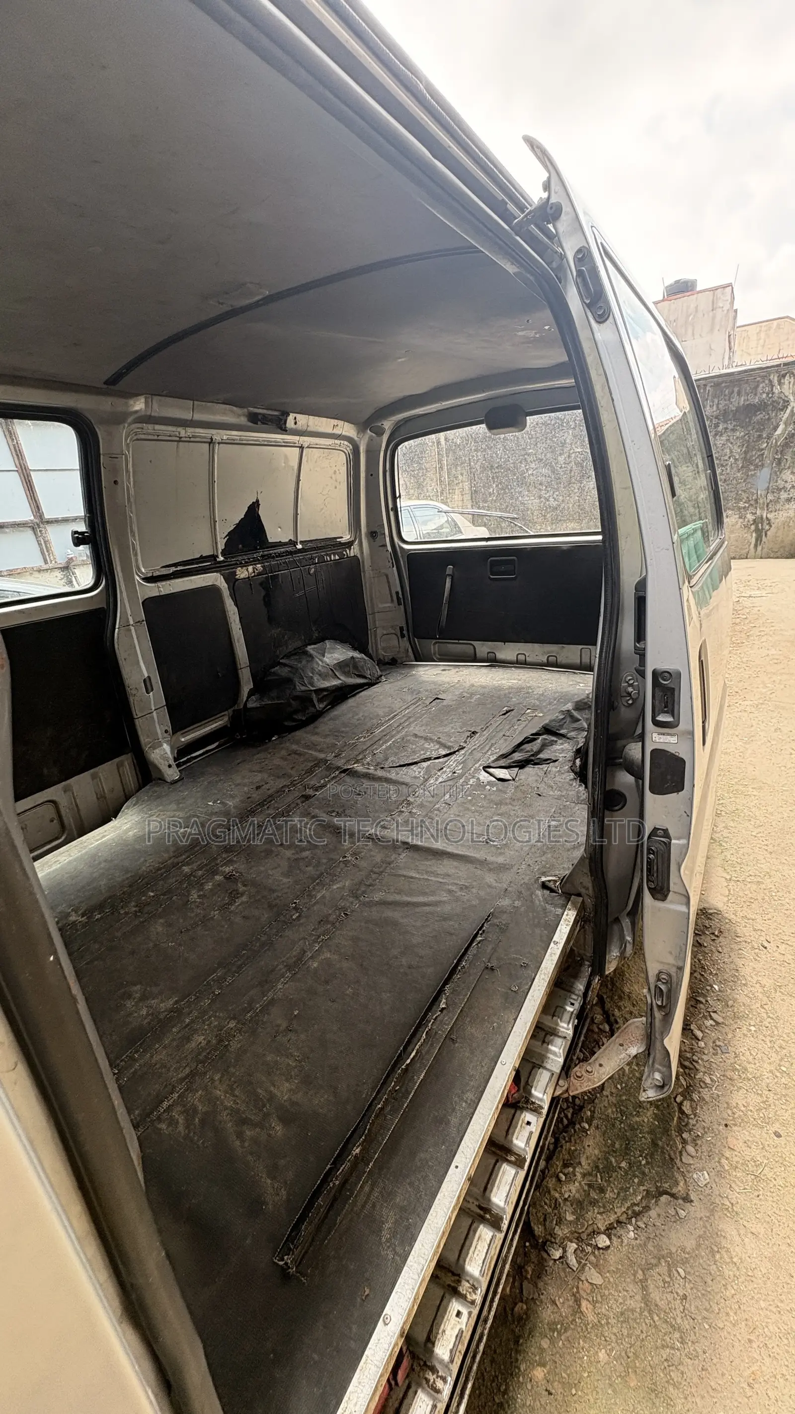Toyota HiAce 2002 Silver