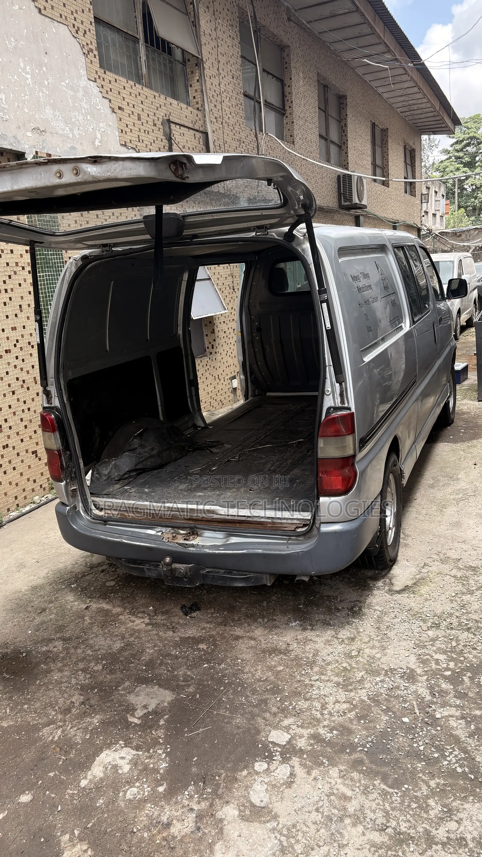 Toyota HiAce 2002 Silver