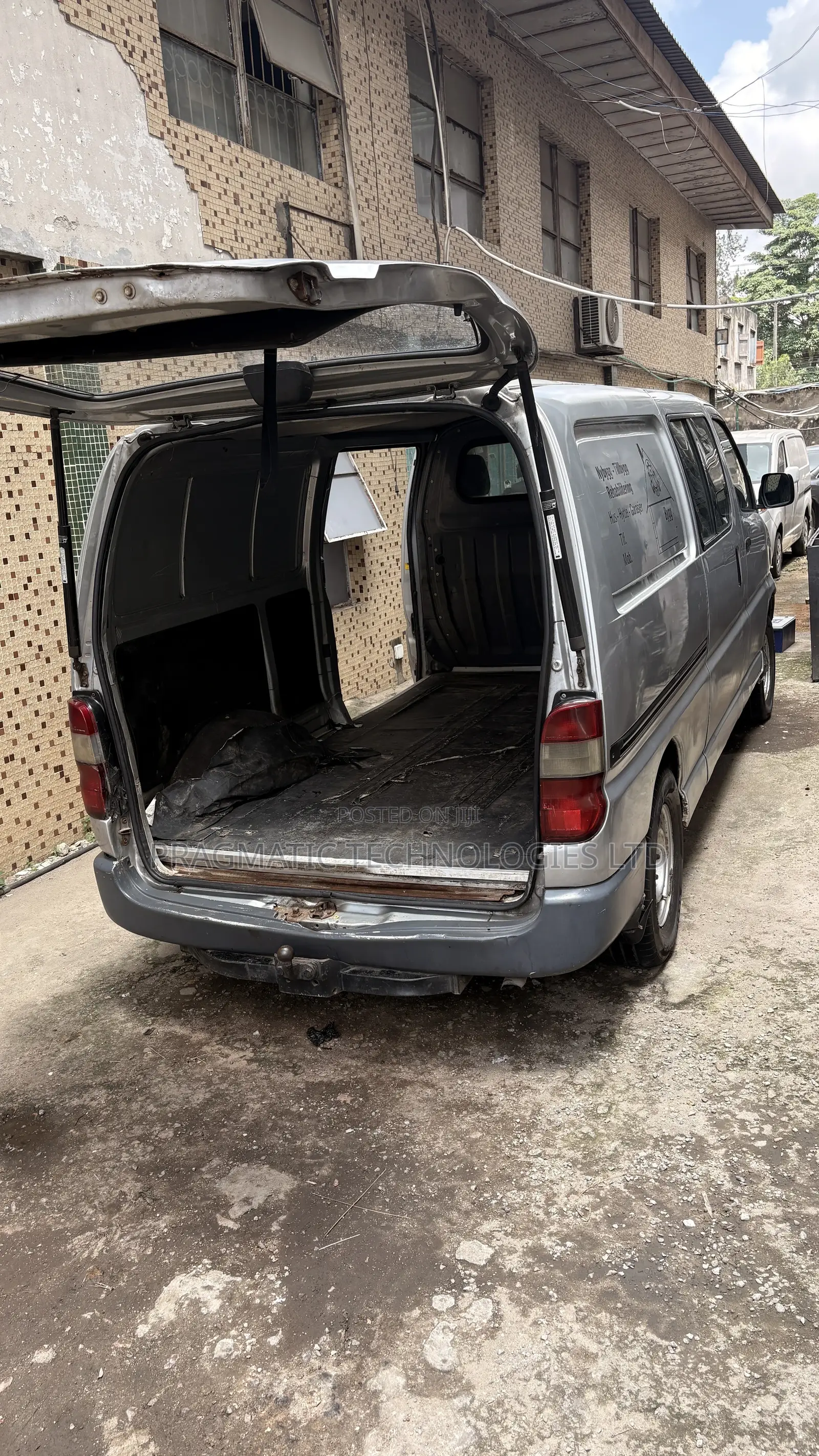 Toyota HiAce 2002 Silver