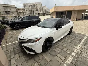 Toyota Camry XSE FWD (2.5L 4cyl 8AM) 2018 White