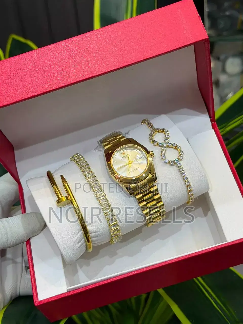 Rolex Set
Comes With Exact Box and Bracelet
