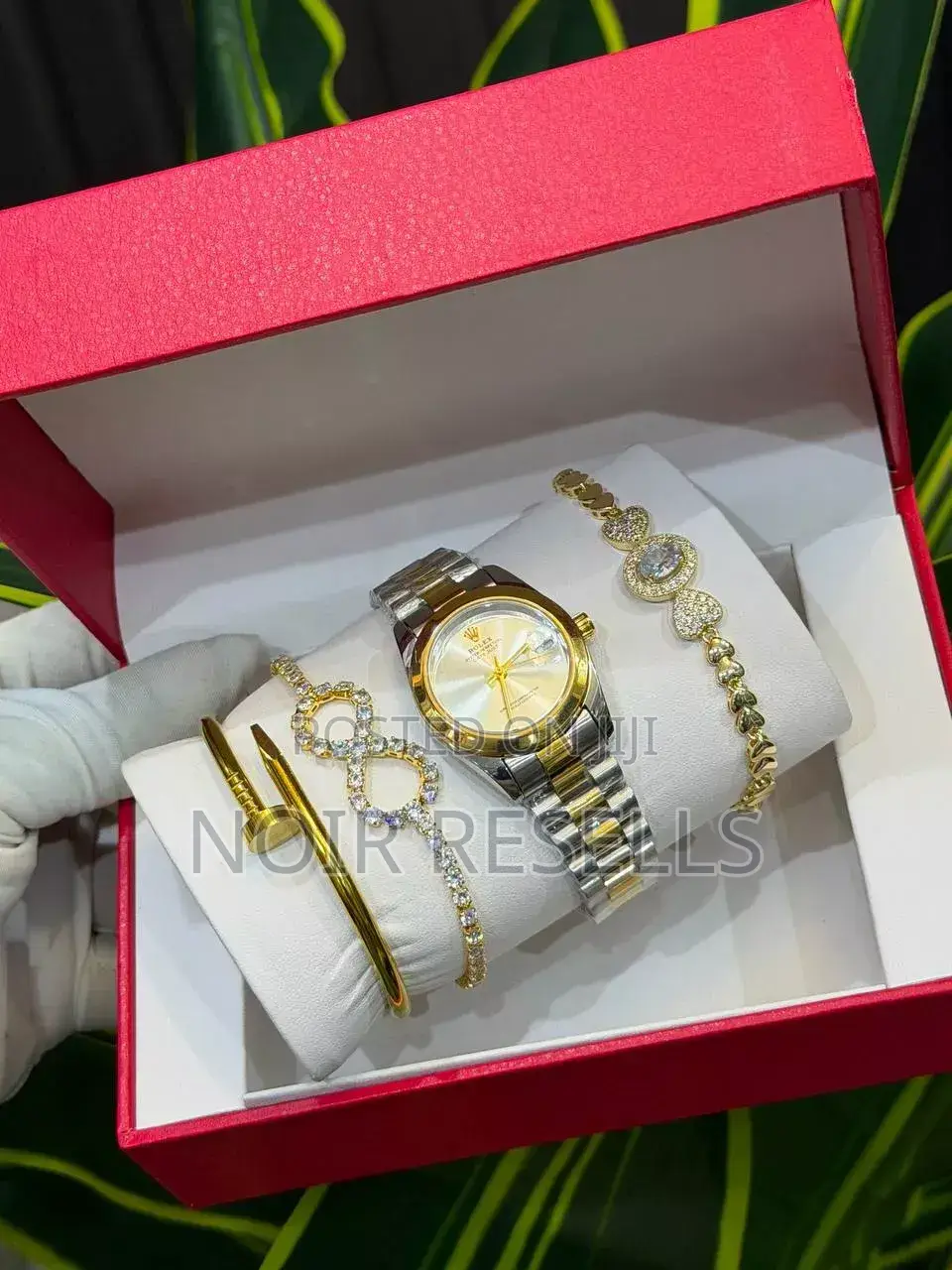Rolex Set
Comes With Exact Box and Bracelet