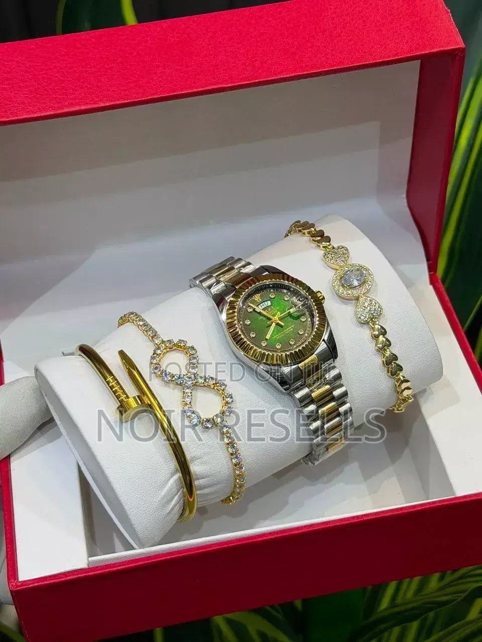 Rolex Set
Comes With Exact Box and Bracelet