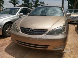 Toyota Camry XLE V6 4dr Sedan (3.0L 6cyl 5A) 2004 Gold