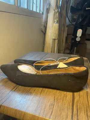 Women's Black Pointed-Toe Flats