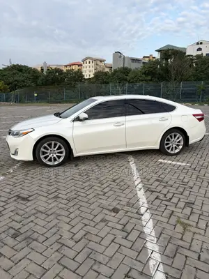 Toyota Avalon Limited 4dr Sedan (3.5L 6cyl 6A) 2014 White