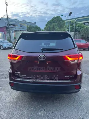 Toyota Highlander XLE 2019 Maroon