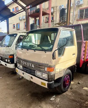 Toyota Dyna 200 Six Tyres With 2RZ Engine 4Tonnage