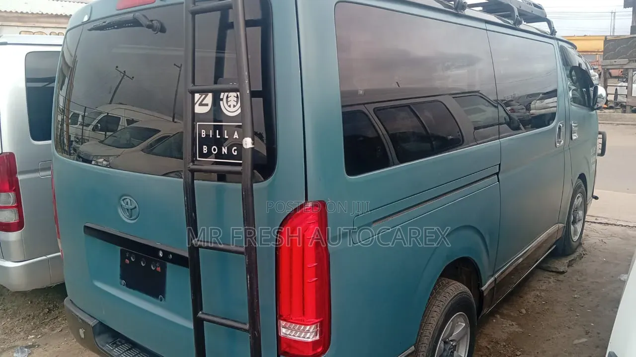 Toyota HiAce 2012 Blue