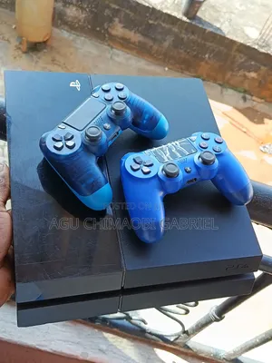 Sony PlayStation 4 (PS4) Console + 2 Pads + 7 Games
