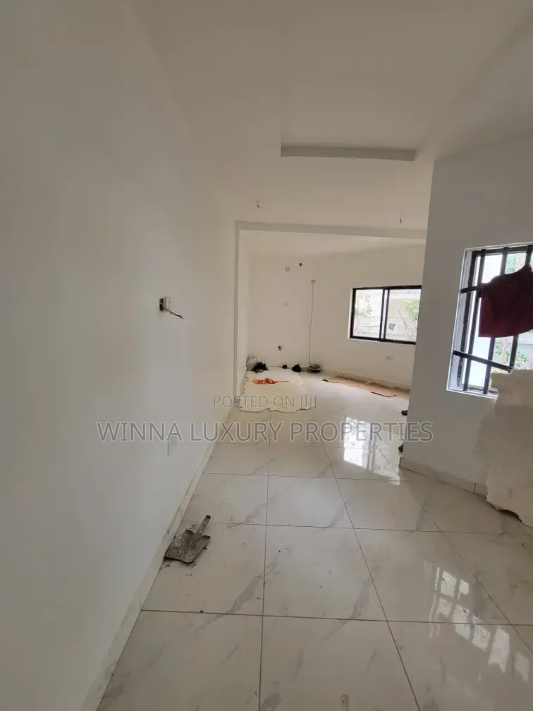 8 Bedrooms Detached Duplex
