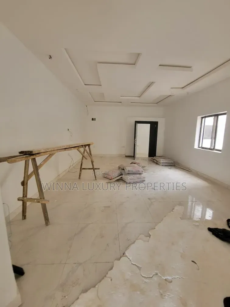 8 Bedrooms Detached Duplex