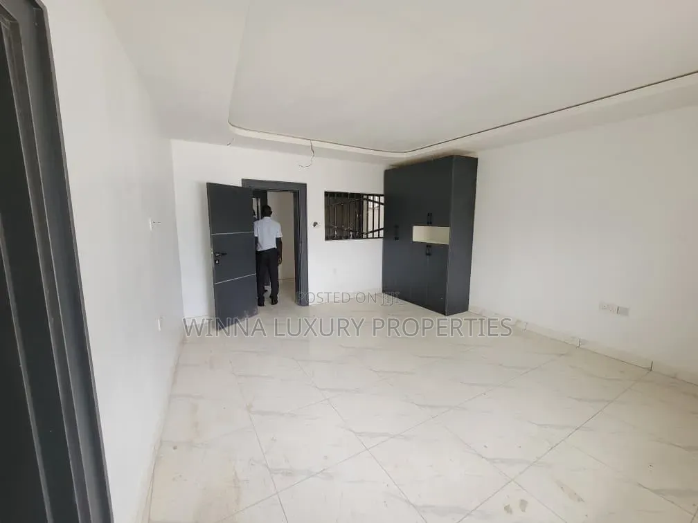 8 Bedrooms Detached Duplex