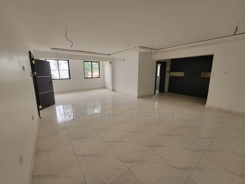 8 Bedrooms Detached Duplex