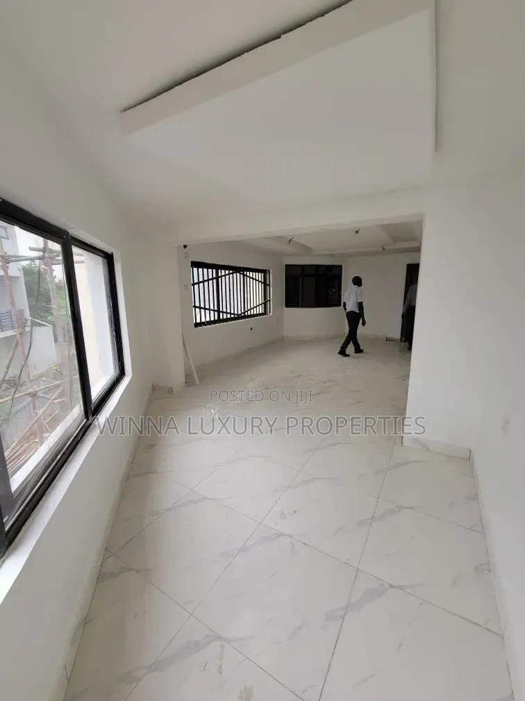 8 Bedrooms Detached Duplex
