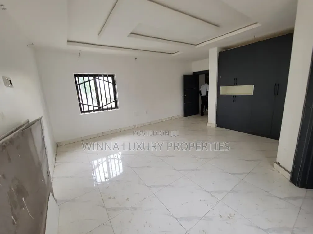 8 Bedrooms Detached Duplex