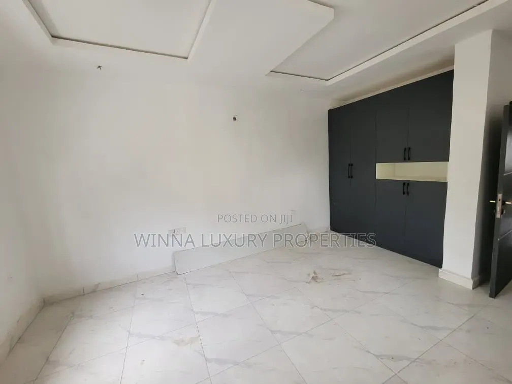 8 Bedrooms Detached Duplex