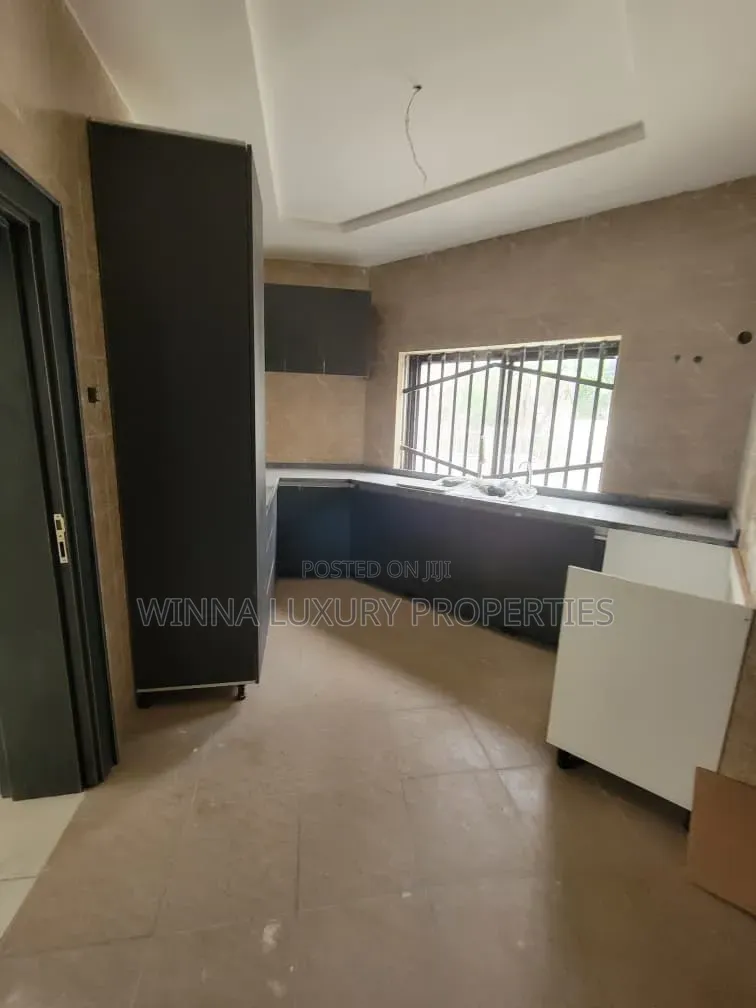 8 Bedrooms Detached Duplex