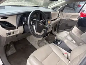 Toyota Sienna XLE Premium 7-Passenger 4dr Minivan AWD (3.5L 6cyl 6A)