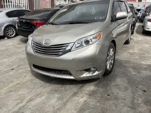Toyota Sienna XLE Premium 7-Passenger 4dr Minivan AWD (3.5L 6cyl 6A)