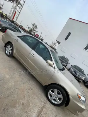 Toyota Camry SE V6 4dr Sedan (3.3L 6cyl 5A) 2004 Gold