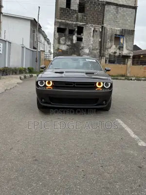 Dodge Challenger SXT RWD 2017 Brown