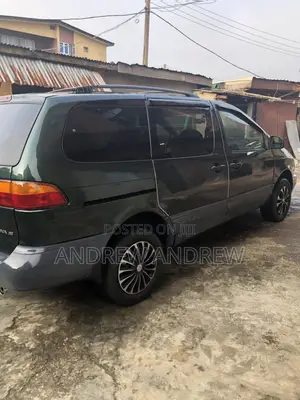 Toyota Sienna 2000 Green
