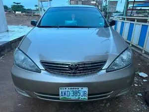 Toyota Camry XLE 4dr Sedan (2.4L 4cyl 4A) 2004 Gold