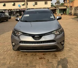 Toyota RAV4 XLE 4dr SUV (2.5L 4cyl 6A) 2018 Silver