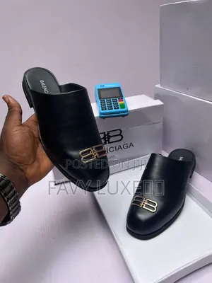 Balenciaga Noir BB Emblem Mule
.
