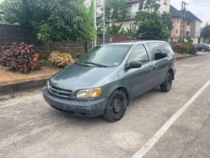 Toyota Sienna 2000 Green