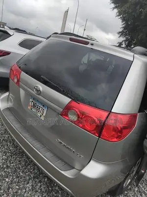 Toyota Sienna 2010 Silver