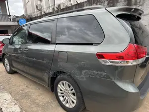 Toyota Sienna XLE 7-Passenger 4dr Minivan AWD (3.5L 6cyl 6A) 2014