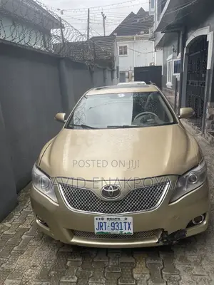 Toyota Camry XLE 4dr Sedan (2.5L 4cyl 6A) 2011 Gold