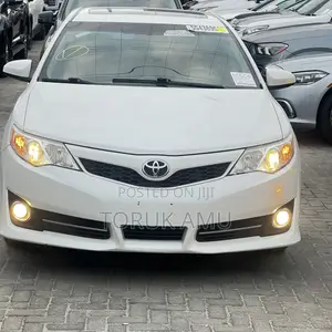 Toyota Camry SE 4dr Sedan (2.5L 4cyl 6A) 2013 White