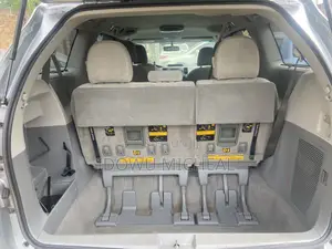 Toyota Sienna LE 8 Passenger 2011