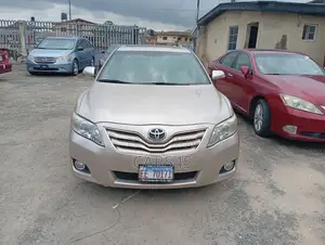 Toyota Camry XLE 4dr Sedan (2.5L 4cyl 6A) 2011 Gold