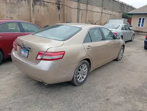 Toyota Camry XLE 4dr Sedan (2.5L 4cyl 6A) 2011 Gold